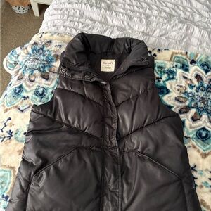 Old Navy Black Quilted Puffer Vest - Sleeveless Zip Front